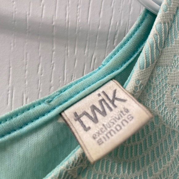 Baby blue and white lace professional top - Picture 3 of 3